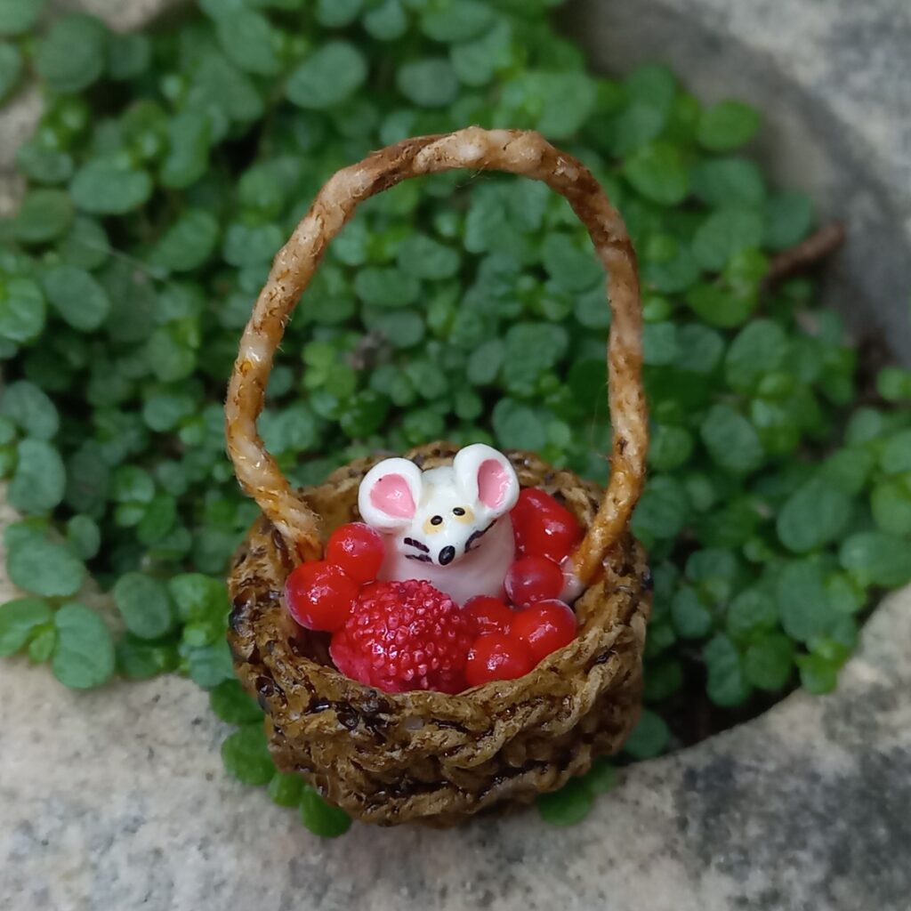 Mouse in berry basket. – Fays Miniature World